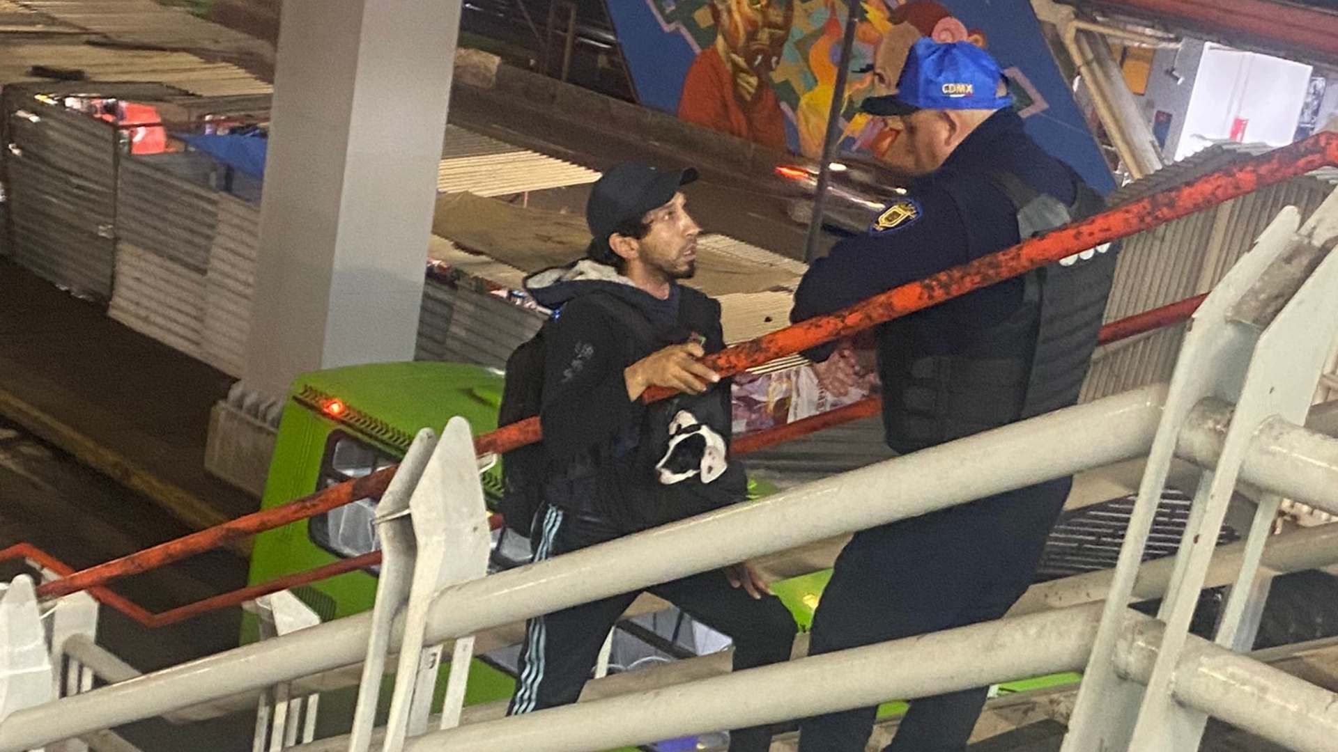 El hombre dijo que como no llevaba transportadora, por eso metió a su perrito en una mochila, y aun así, el acceso al metro le fue prohibido