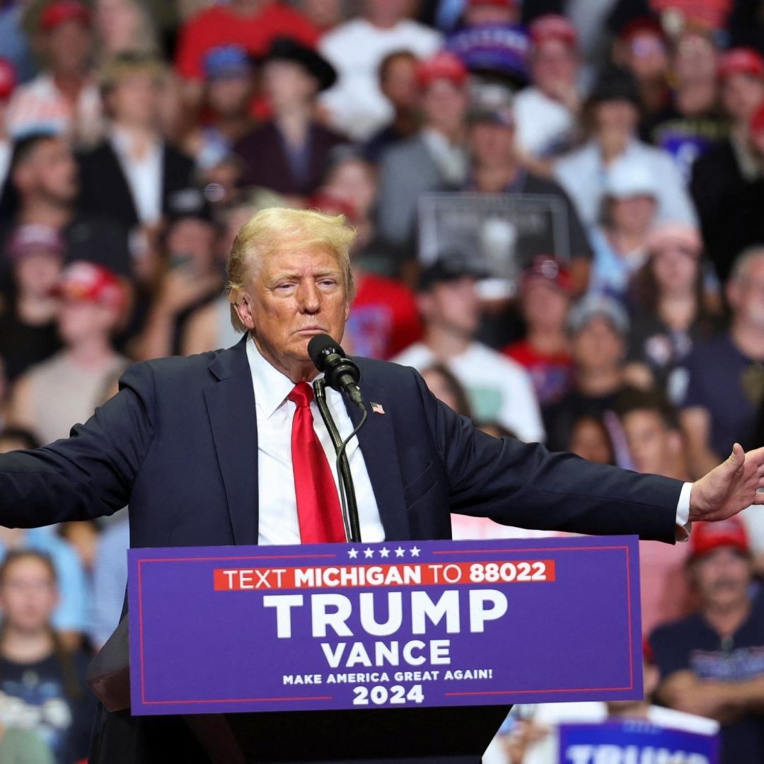 Trump se burla de Biden en primer mitin tras intento de asesinato