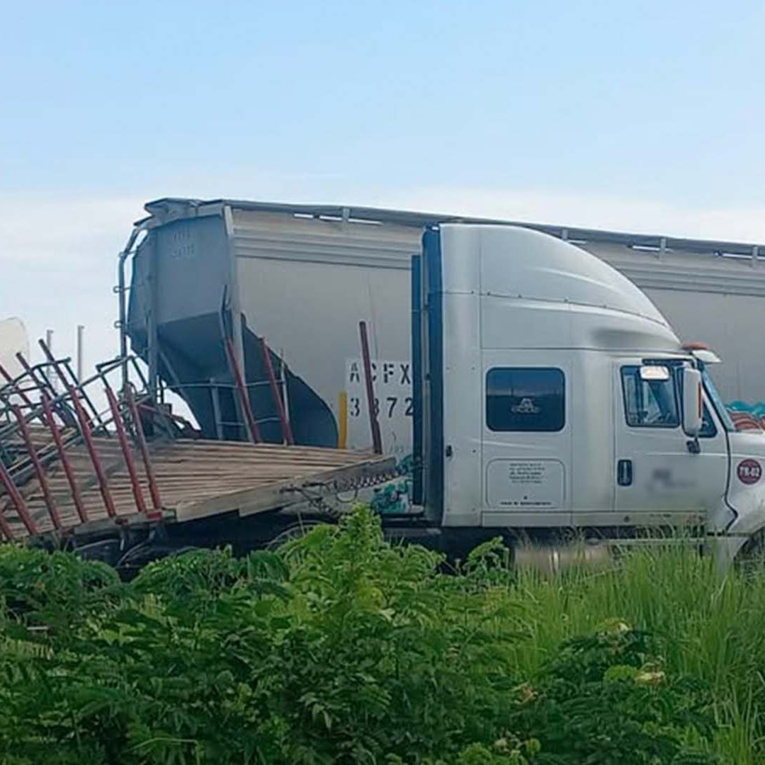 Tráiler es Embestido por el Tren en Cruce Ferroviario de Tamaulipas