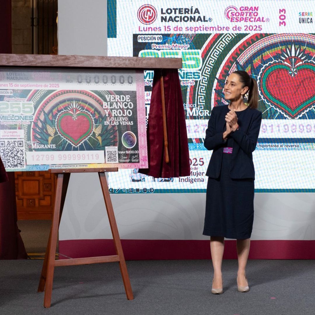 Claudia Sheinbaum mira el boleto de la lotería nacional para el sorteo del 15 de septiembre 2025