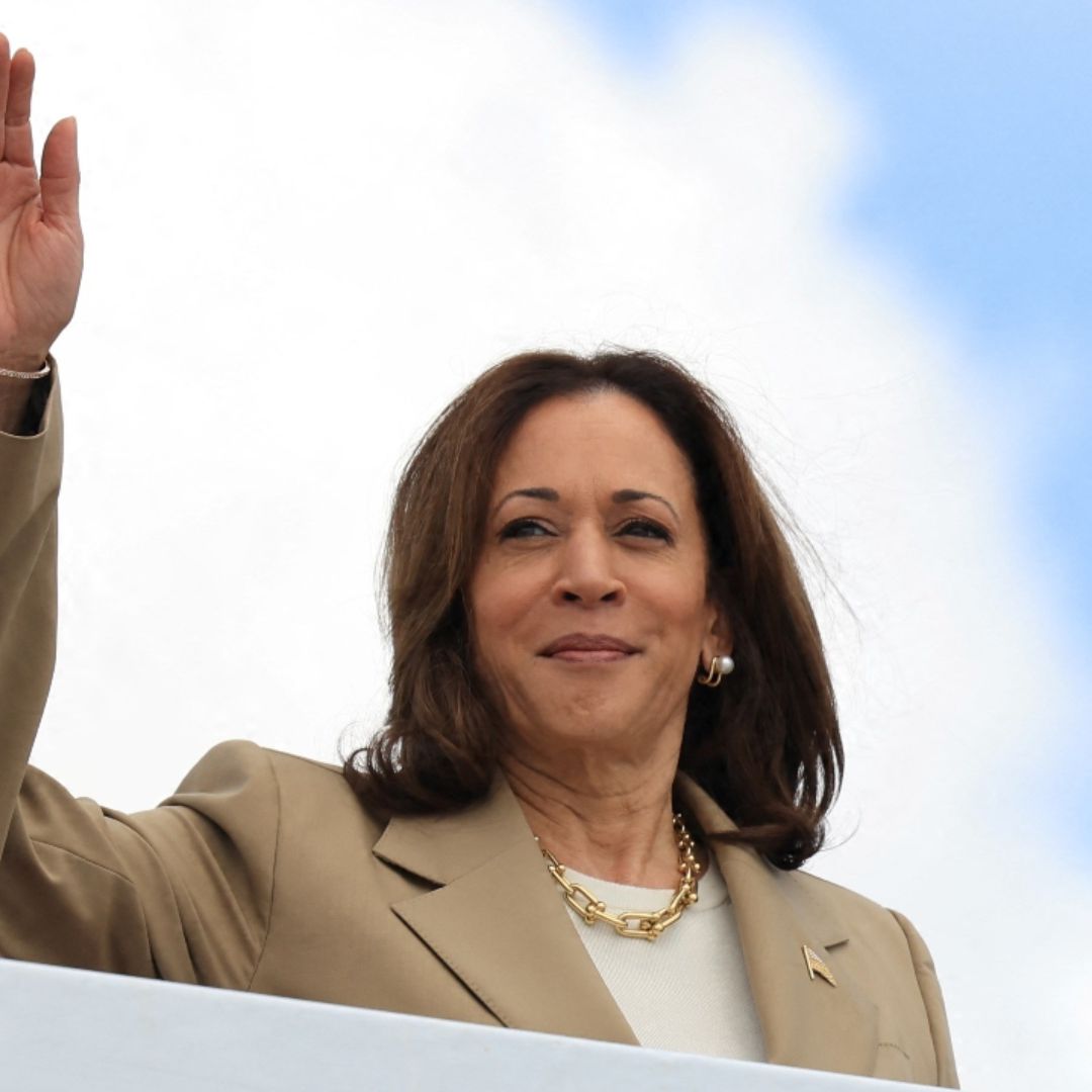 La Vicepresidenta de EUA, Kamala Harris, saluda mientras aborda el Air Force Two hacia Pensilvania, en julio.