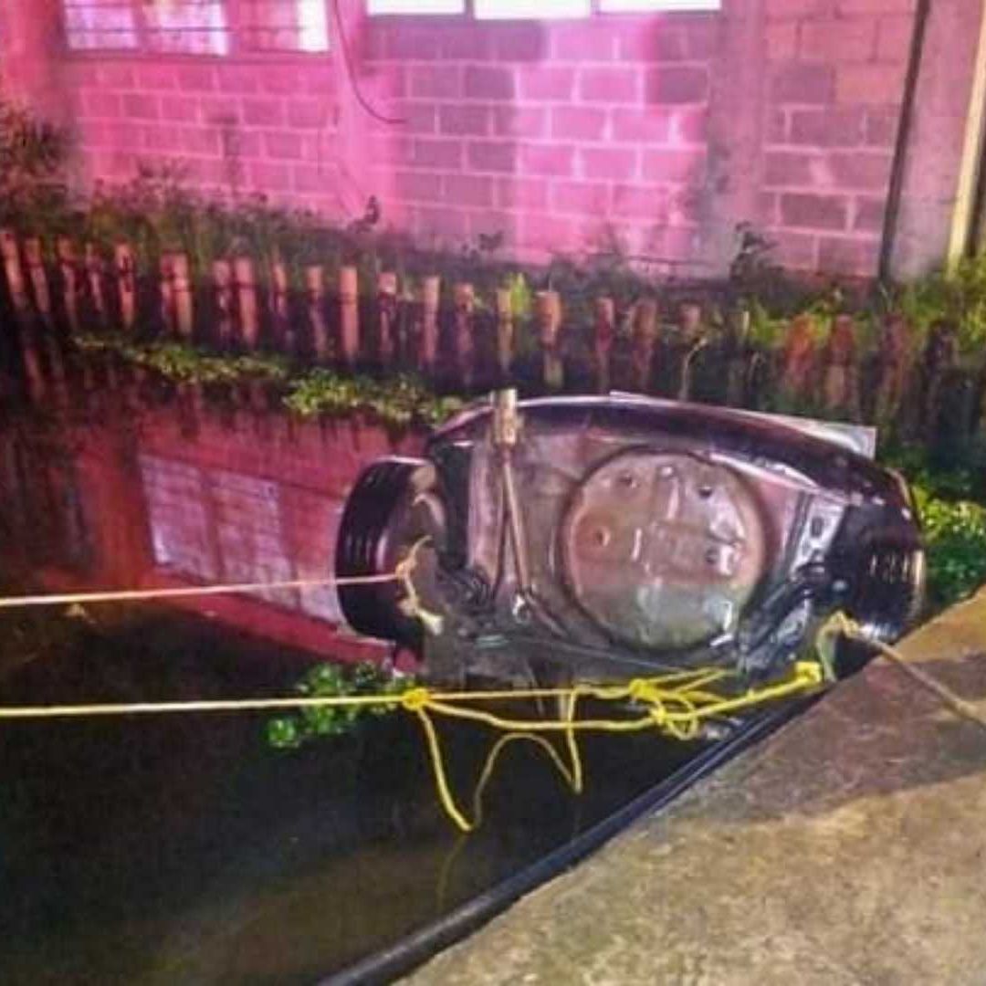 Cae taxi a canal de aguas negras en Xochimilco