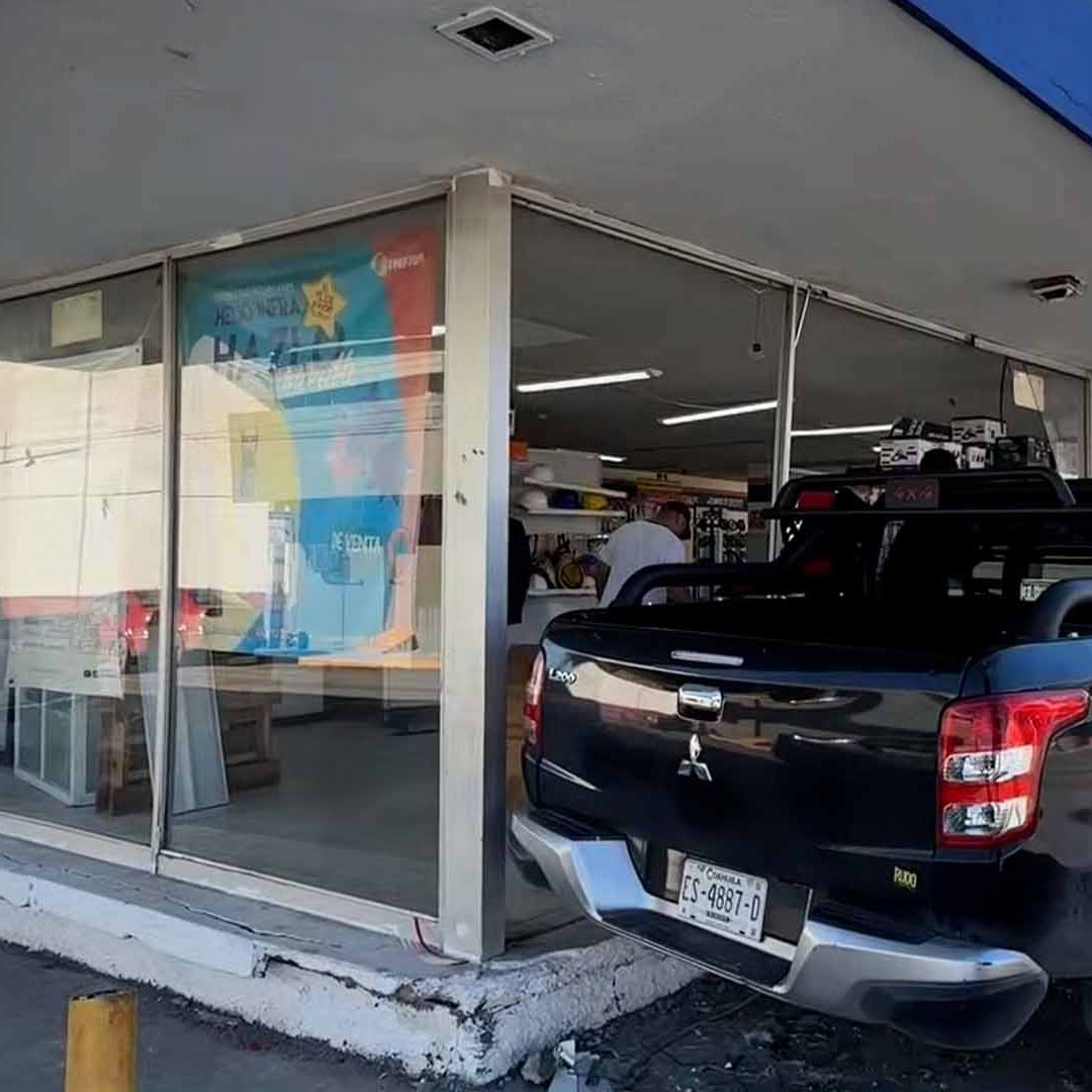 Conductor Choca Contra Negocio en la Zona Centro de Saltillo