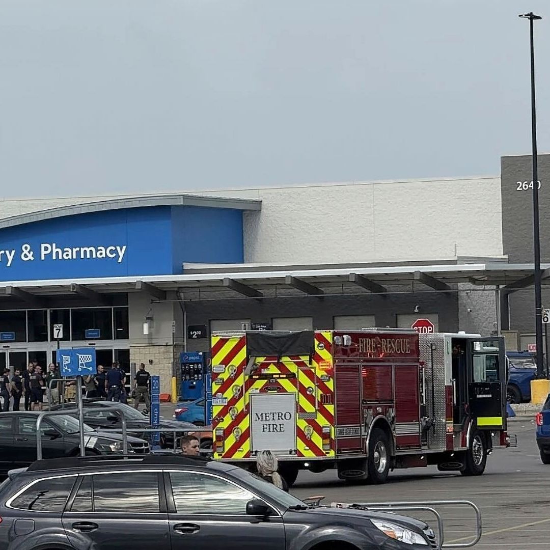 Cuerpos de emrgencia por apuñalamiento en Walmart de Michigan