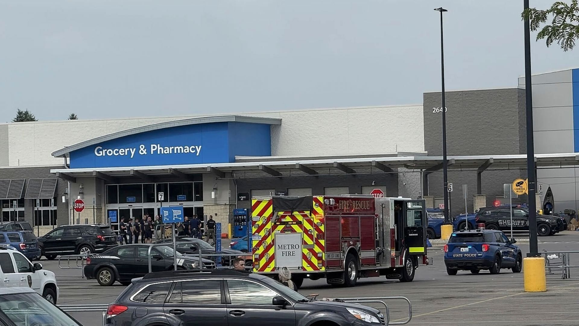 Cuerpos de emrgencia por apuñalamiento en Walmart de Michigan