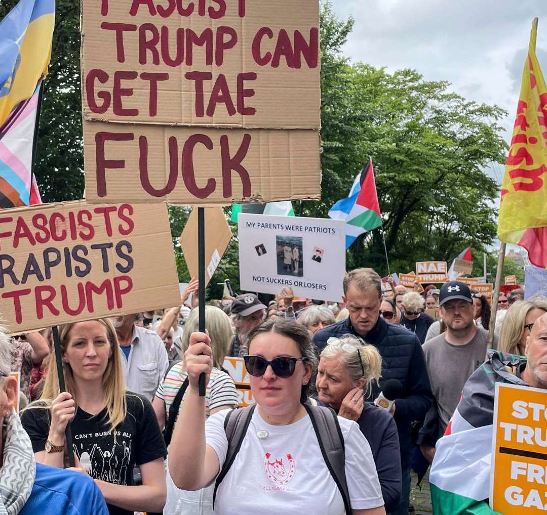 Cientos de Personas se Manifiestan Contra Tump en Escocia
