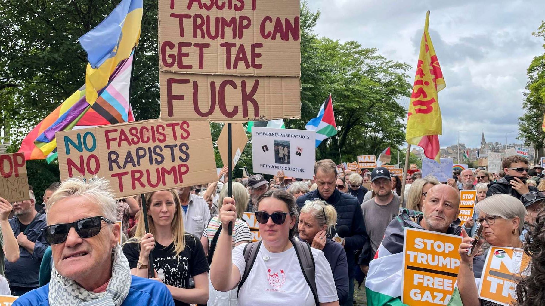 Cientos de Personas se Manifiestan Contra Tump en Escocia