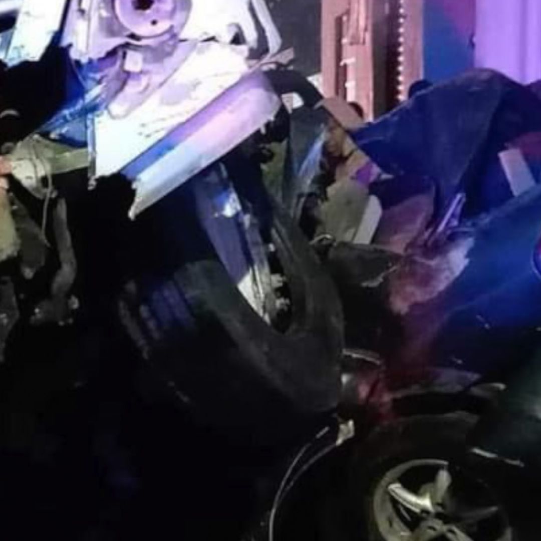 Muere familia prensada por un camión de trabajadores en Puebla.