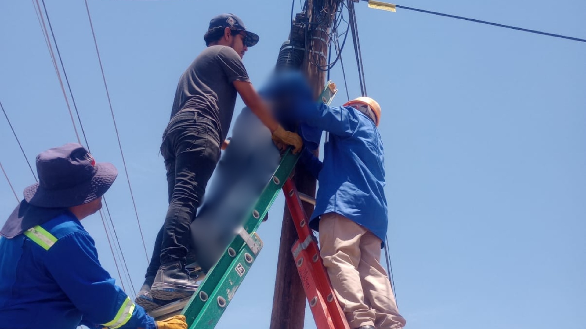 Hombre Sufre Quemaduras tras Electrocutarse en Poste de Luz en Mexicali