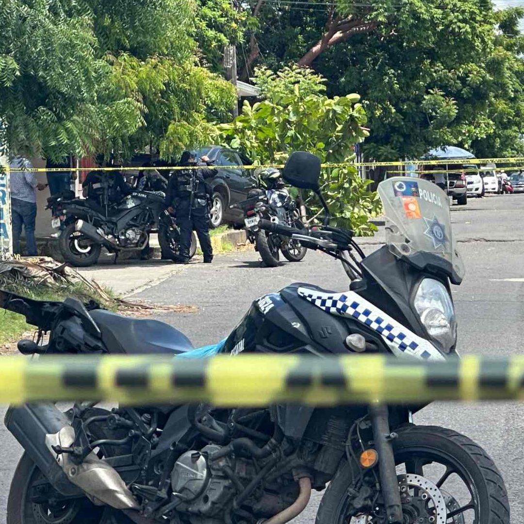 En el lugar fue localizado un vehículo impactado contra un barda y árbol de la calle Tehuacanera esquina Gaviotas.