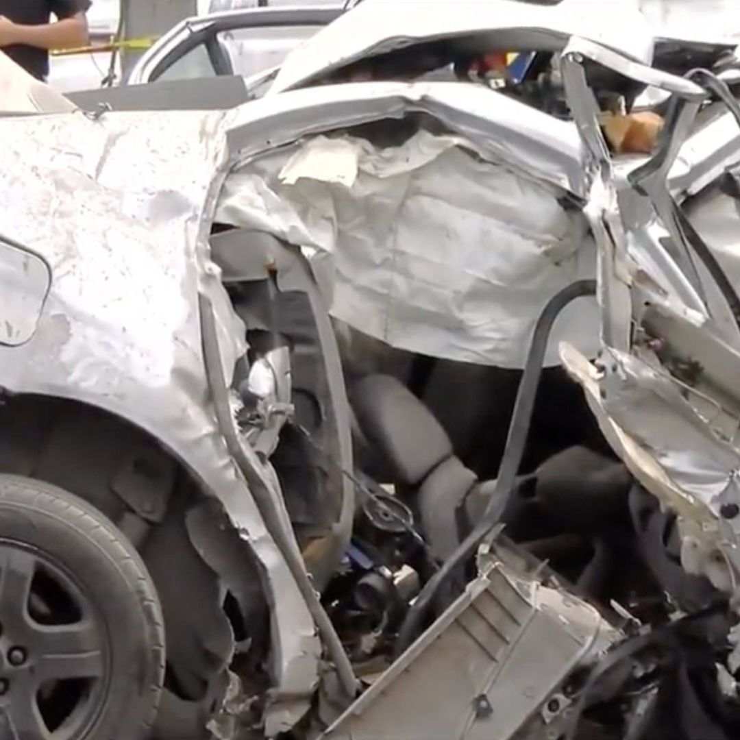 Auto luego de chocar contra tráiler en San Nicolás