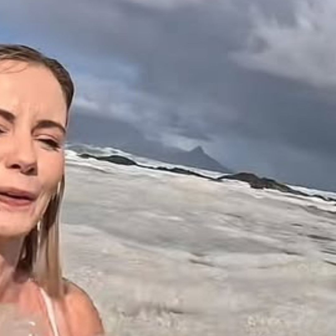 Influencer nada feliz en espuma blanca