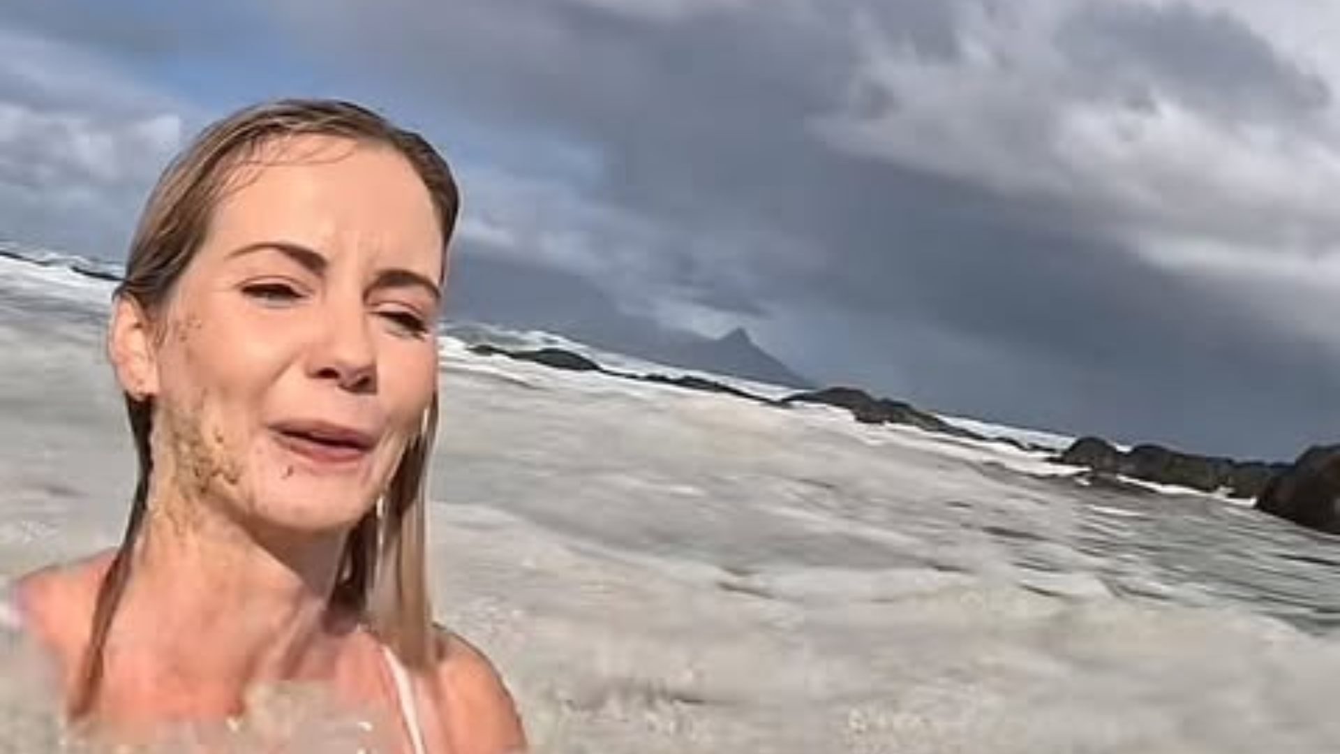 Influencer nada feliz en espuma blanca