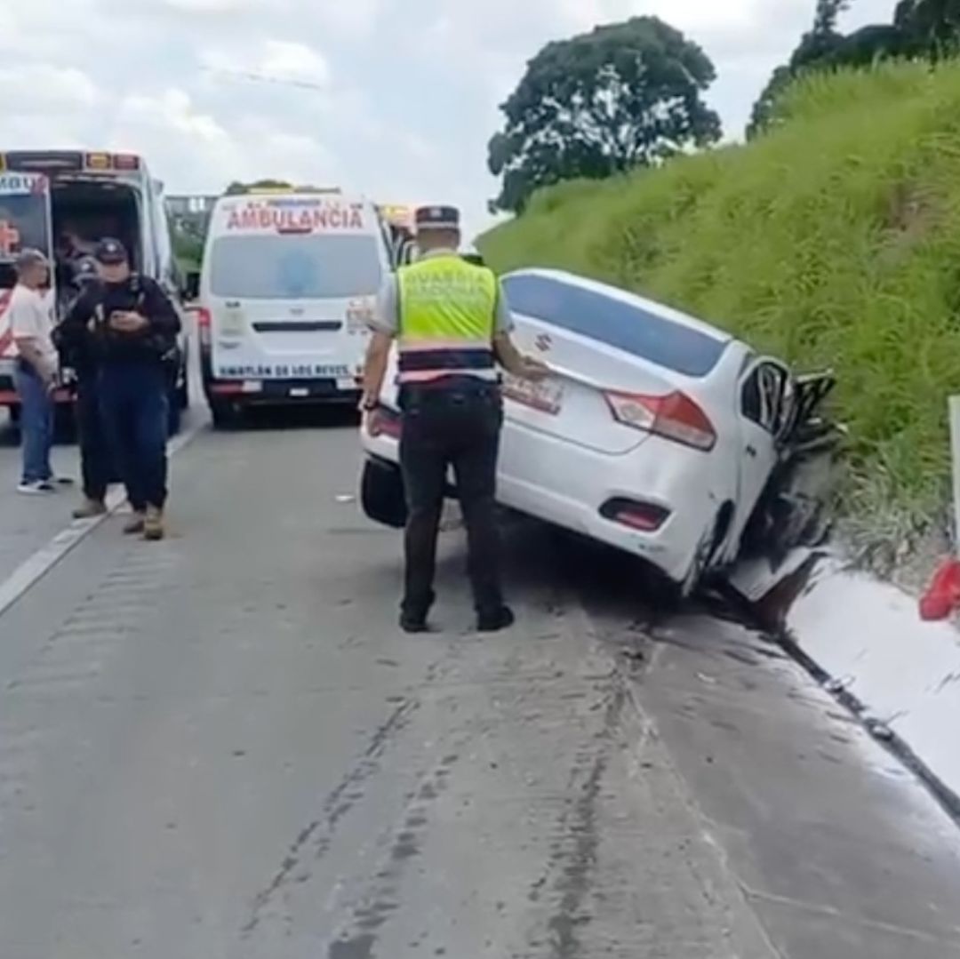 El conductor del vehículo perdió el control de la unidad mientras se dirigía del trébol de Amatlán hacia Rancho Trejo.