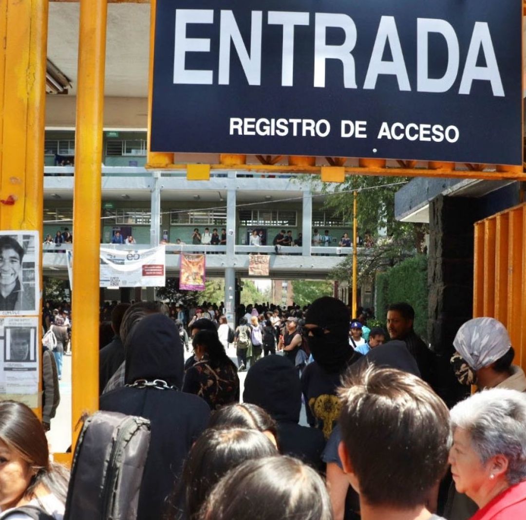 Personas entran a instalaciones de escuela