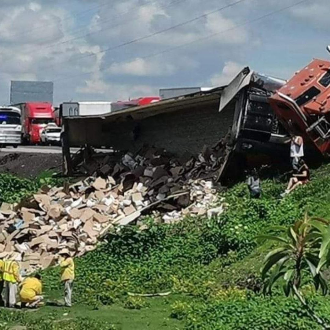 Tráfico y Rapiña por Volcadura de Tráiler en la Autopista Puebla-Orizaba