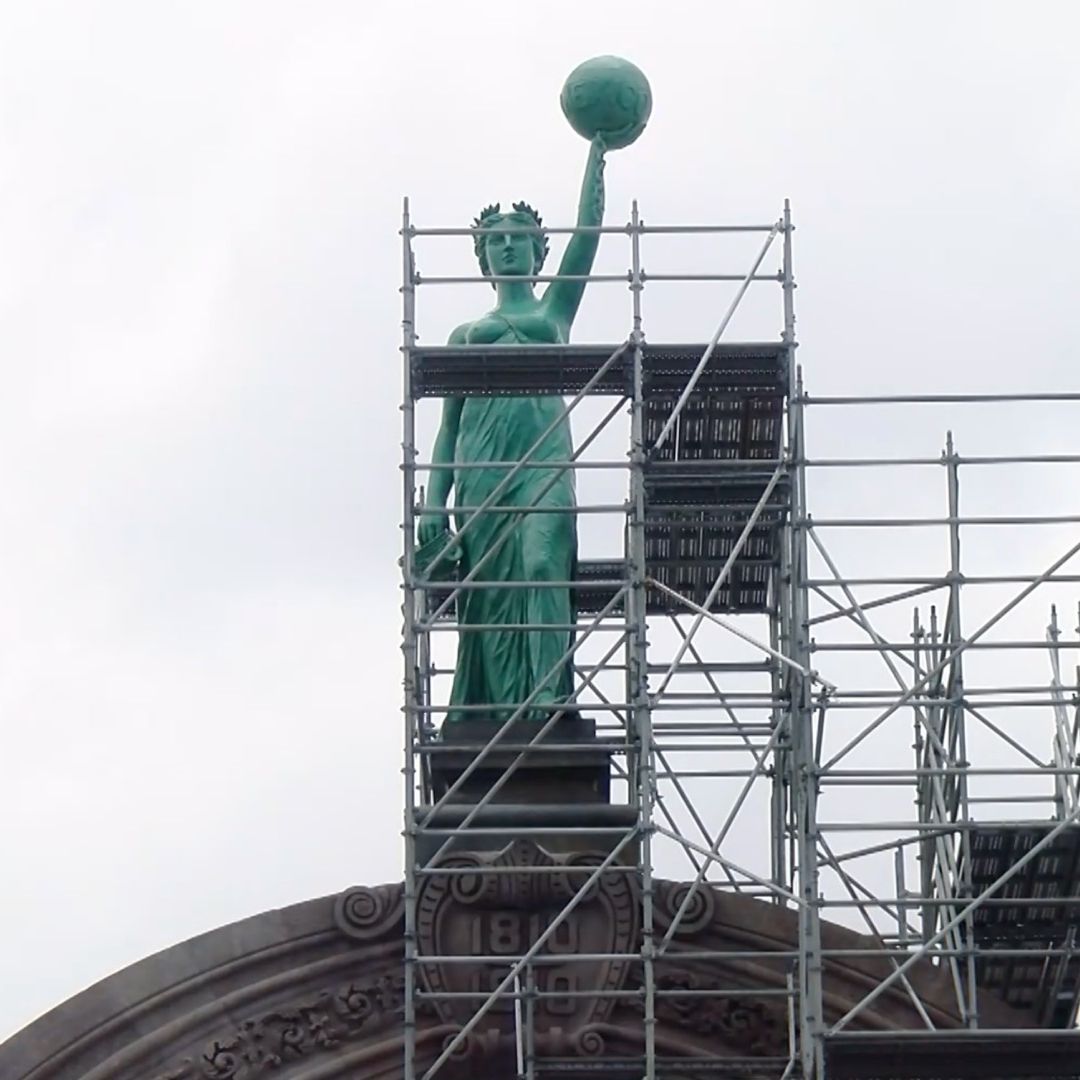 Estatua de la Alegoría de la Libertad en el Arco de la Independencia 2025