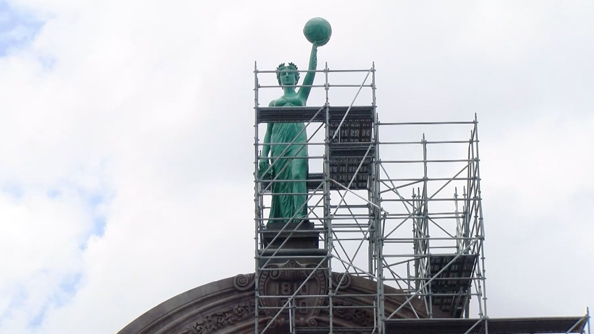 Estatua de la Alegoría de la Libertad en el Arco de la Independencia 2025