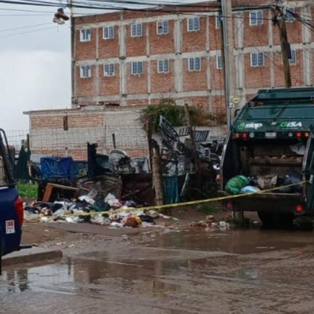 Barrenderos Hallan a Feto Mientras Limpiaban la Calle