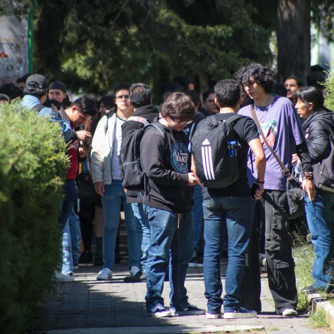 adolescentes afuera en calles del Edomex