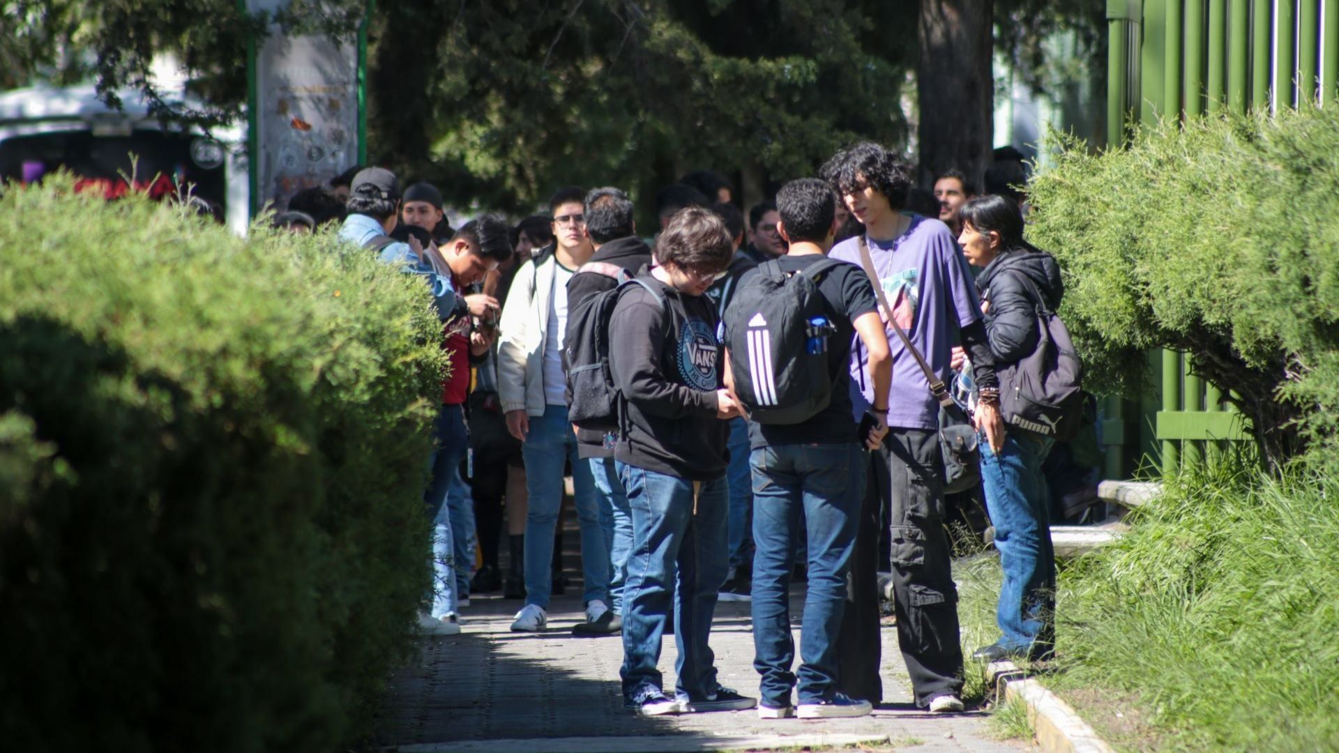 adolescentes afuera en calles del Edomex