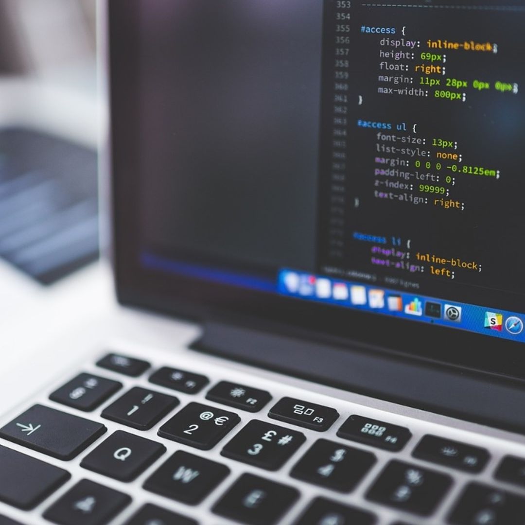 Una persona utiliza una computadora