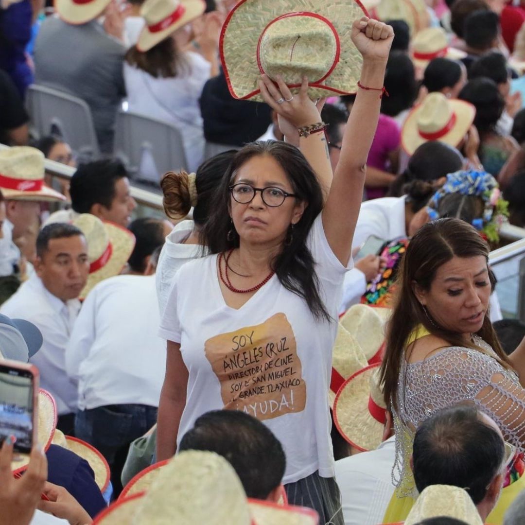 Cineasta Oaxaqueña Protesta en la Guelaguetza por Violencia en su Comunidad