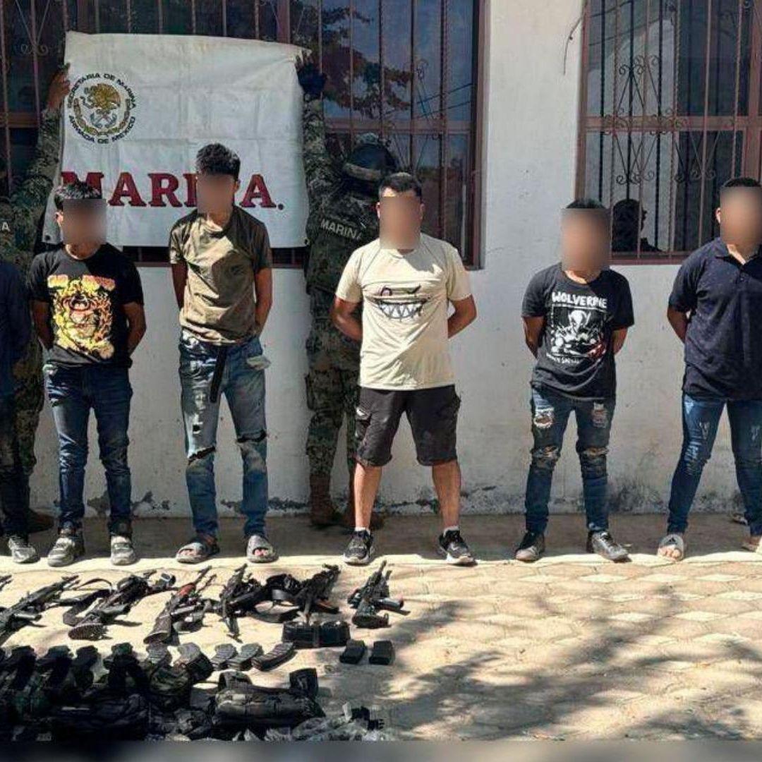 Los siete detenidos, junto con los cargadores de armas y un elemento de las fuerzas federales