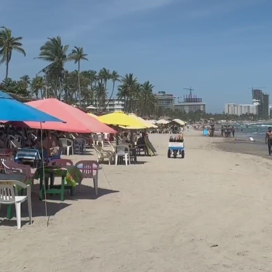 Playa Revolcadero, Aun Destruida, Recibe Turistas
