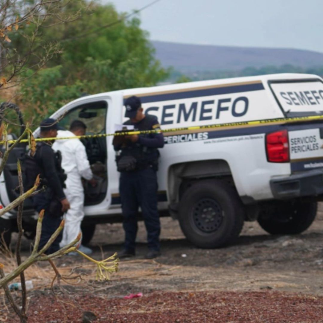 Personal de la Fiscalía de Michoacán realiza peritajes tras crimen