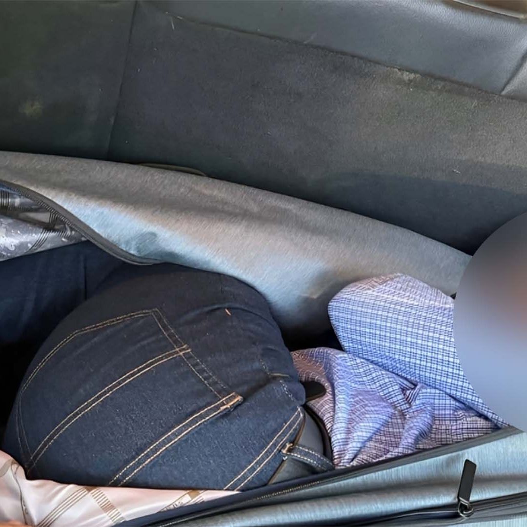 Sorprenden a Conductor con Migrante Escondido Dentro de Maleta en Eagle Pass