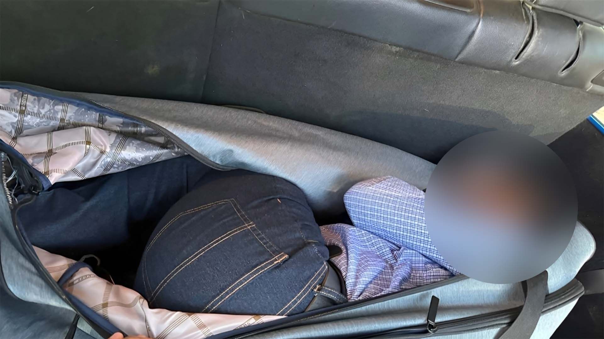 Sorprenden a Conductor con Migrante Escondido Dentro de Maleta en Eagle Pass