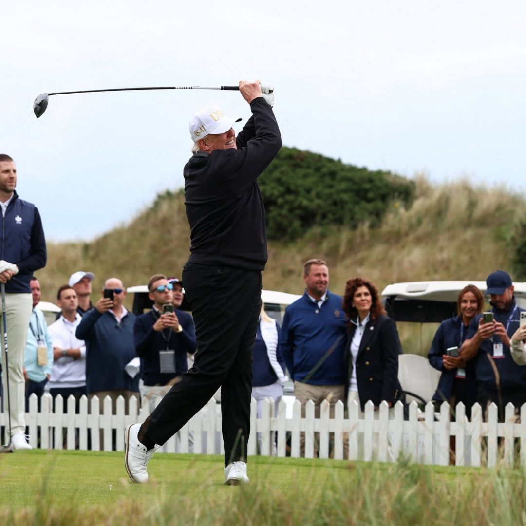 Donald Trump Corta el Listón Inaugural de Su Nuevo Campo de Golf, en Escocia