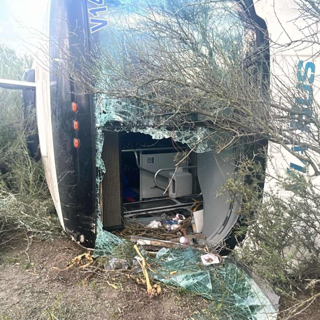 Camión de transporte de personal volcado en carretera a Colombia