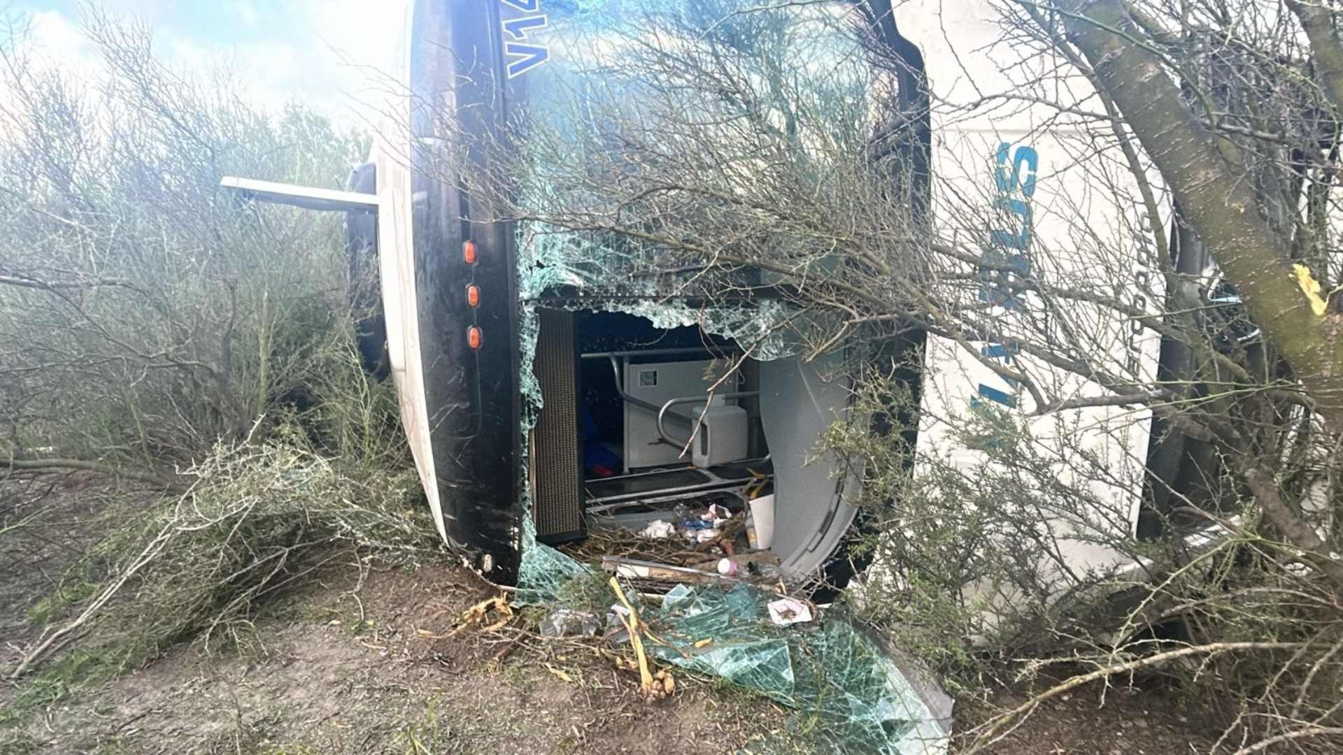 Camión de transporte de personal volcado en carretera a Colombia