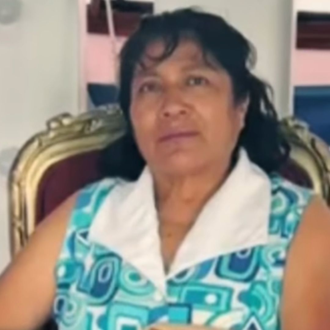 Irma Hernández Cruz aparece sentada vistiendo