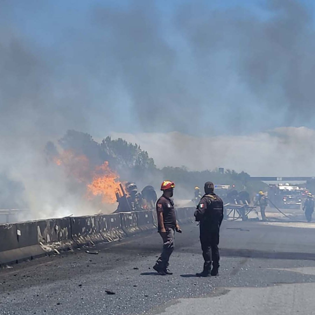 Explosión de Pipa Cierra la Carretera Victoria-Monterrey