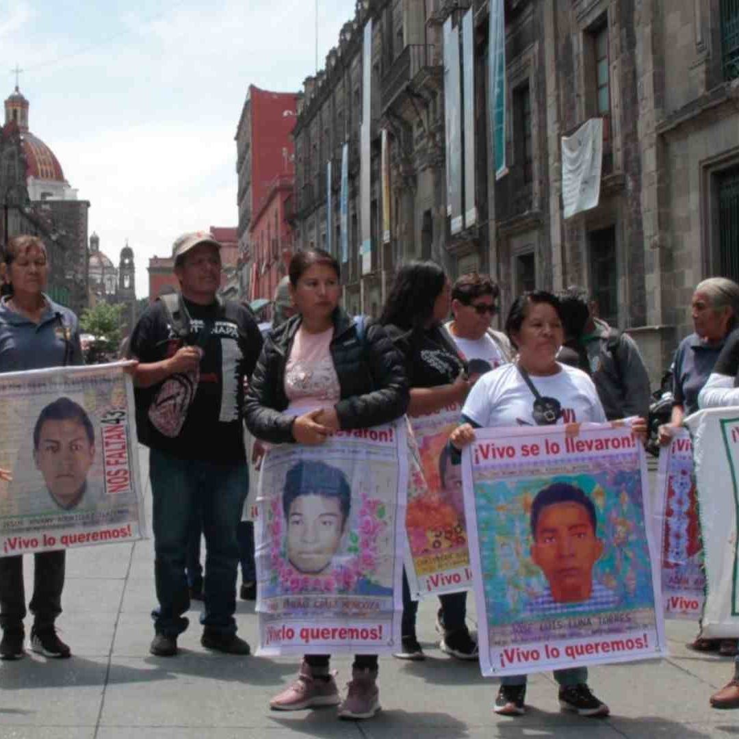 Padres y madres de Ayotzinapa afuera de Palacio Nacional.