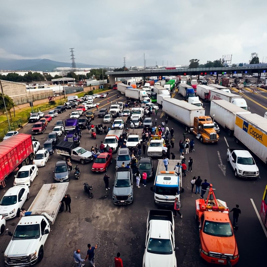 Automóviles transitan por la carretera México-Querétaro