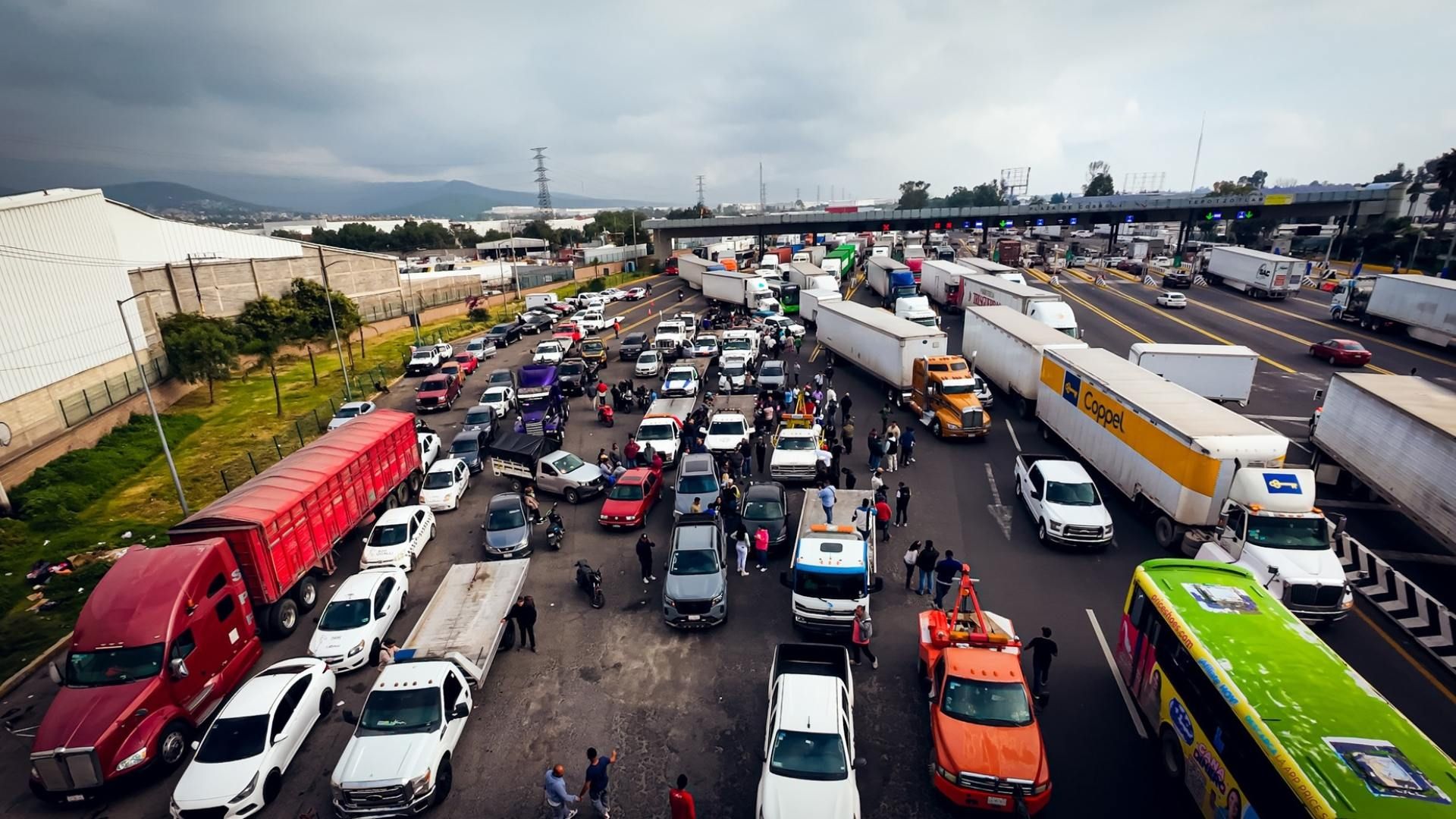 Automóviles transitan por la carretera México-Querétaro
