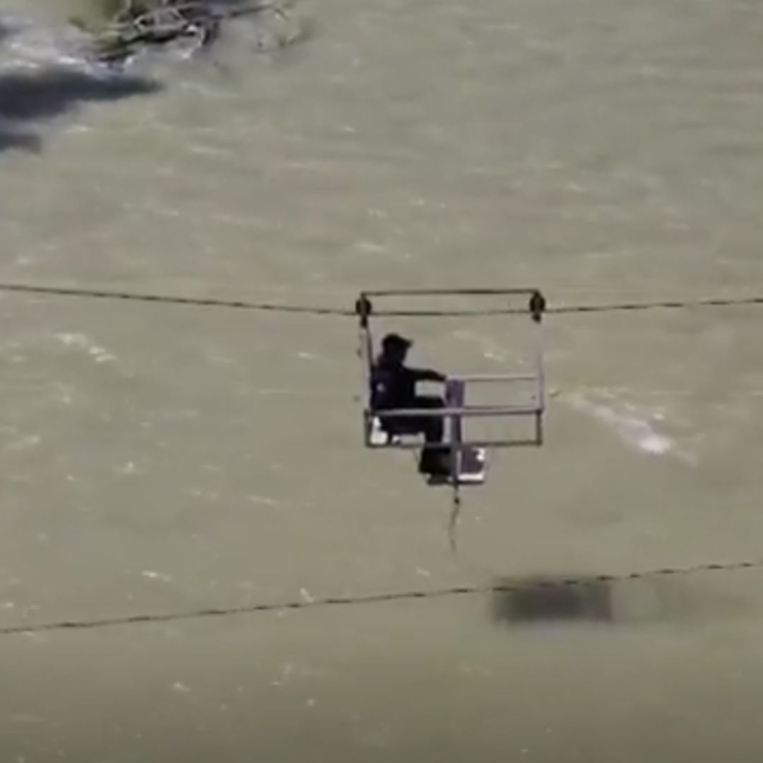 Con Tirolesa Habitantes en Hidalgo Cruzan el Río Amajac para Realizar sus Actividades