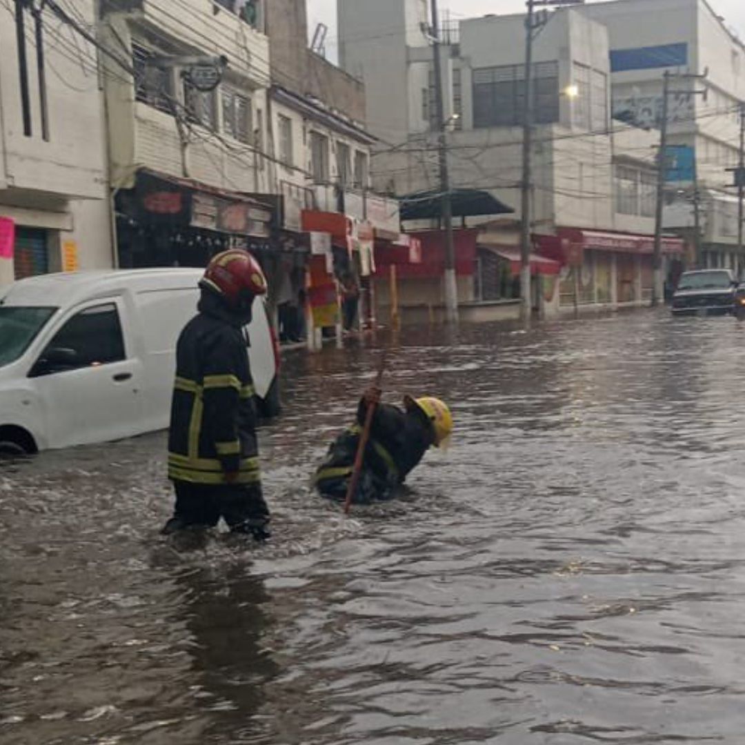 Lluvias Dejan Árboles Caídos, Autos Atrapados y Desbordamientos, en Naucalpan