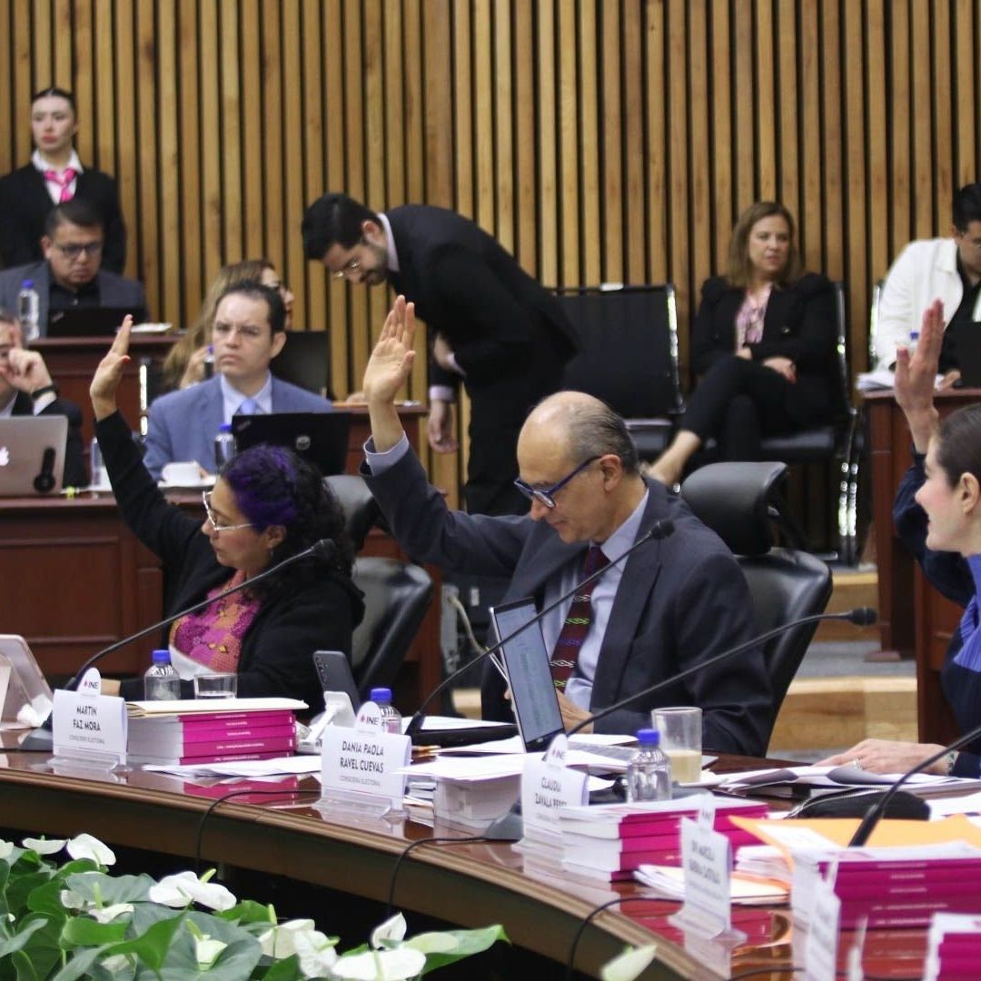 Consejeros del INE levantan la mano durante votación