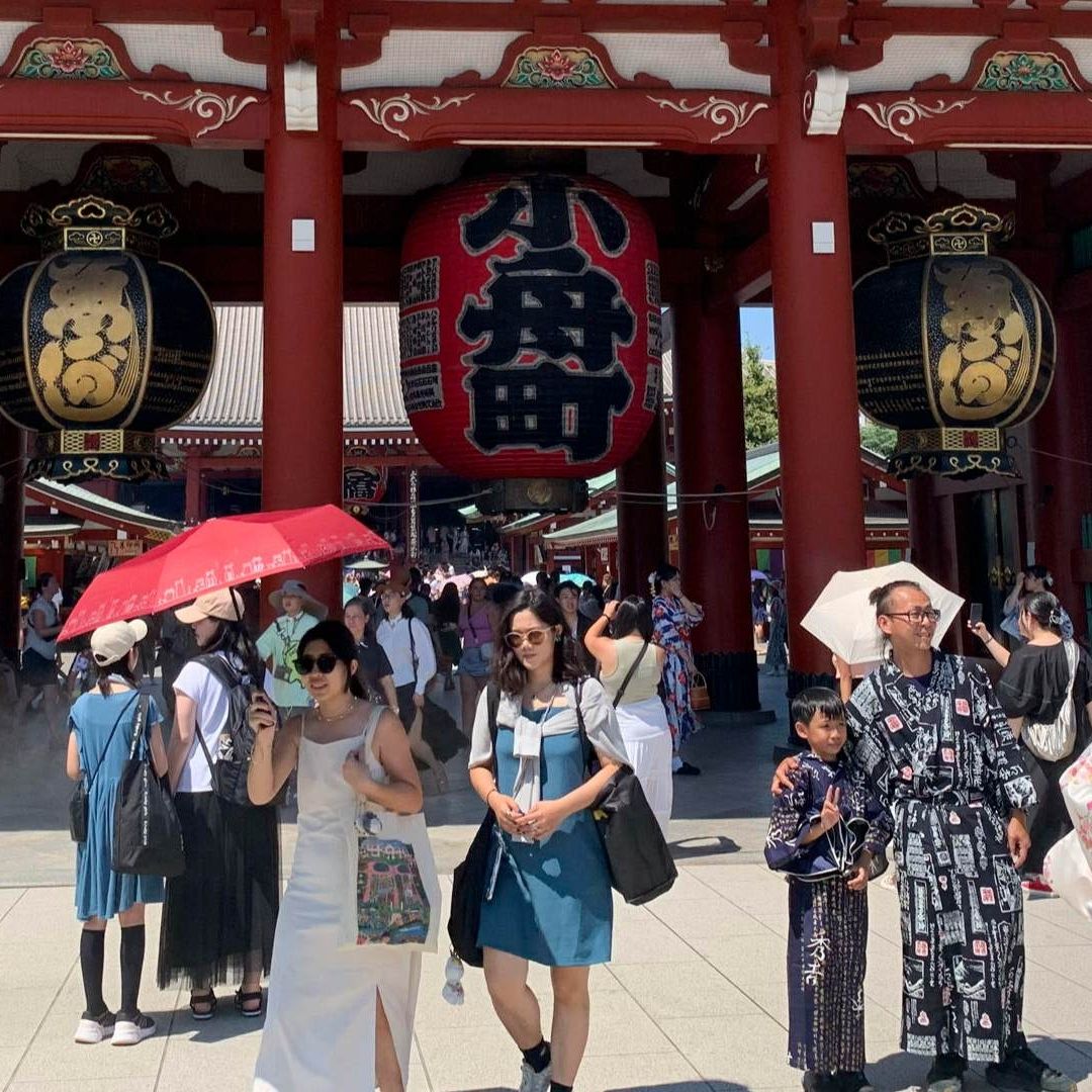 Turistas en el barrio tokiota de Asakusa, uno de los más visitados de la capital nipona.
