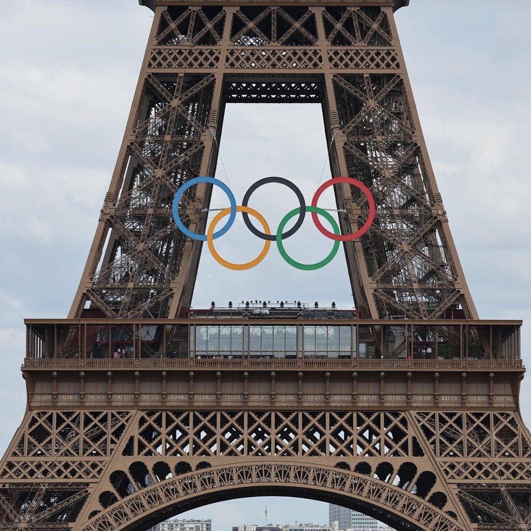 La Torre Eiffel con el símbolo de los Juegos Olímpicos de París 2024