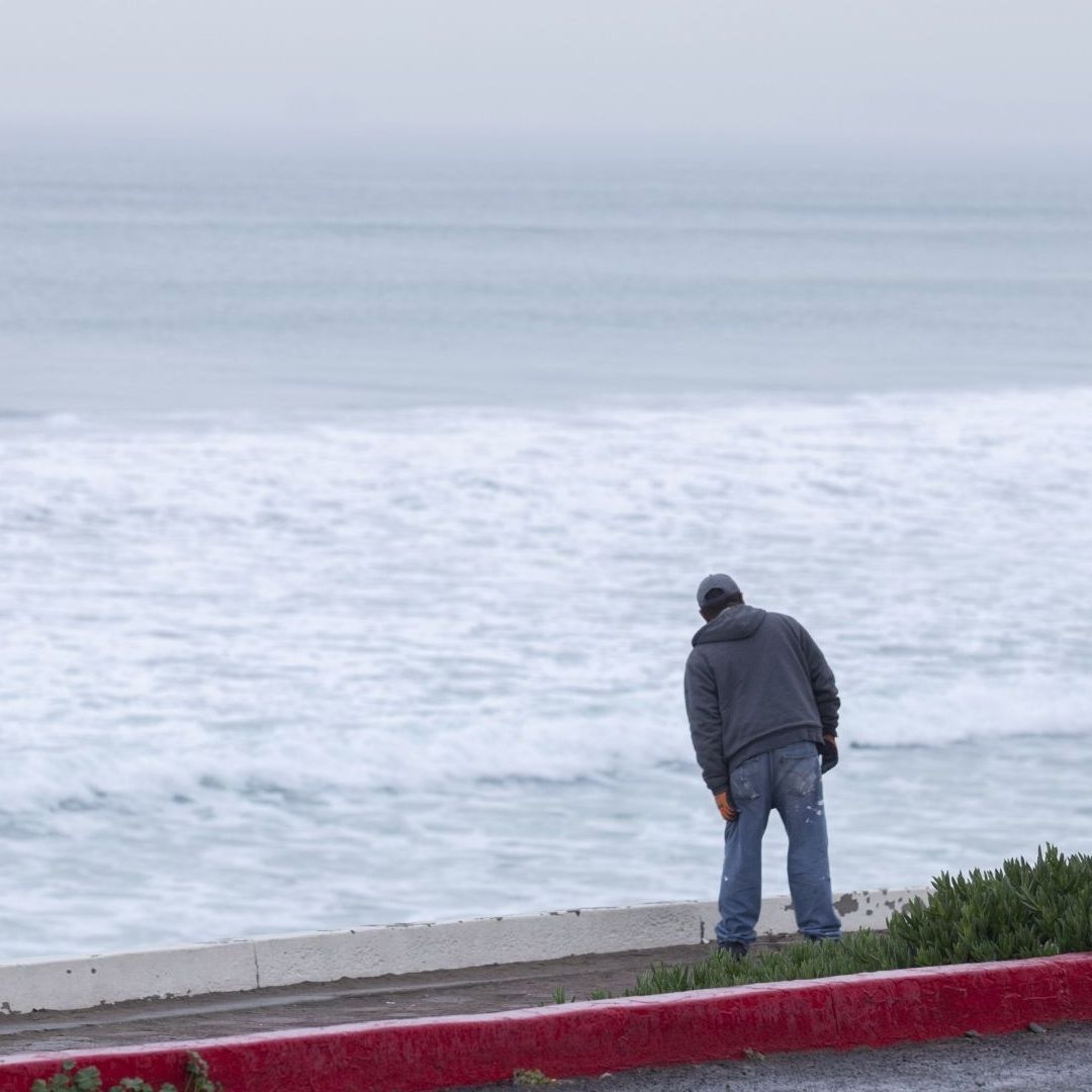 Persona en Playas de Tijuana, luego de alerta de tsunami en México