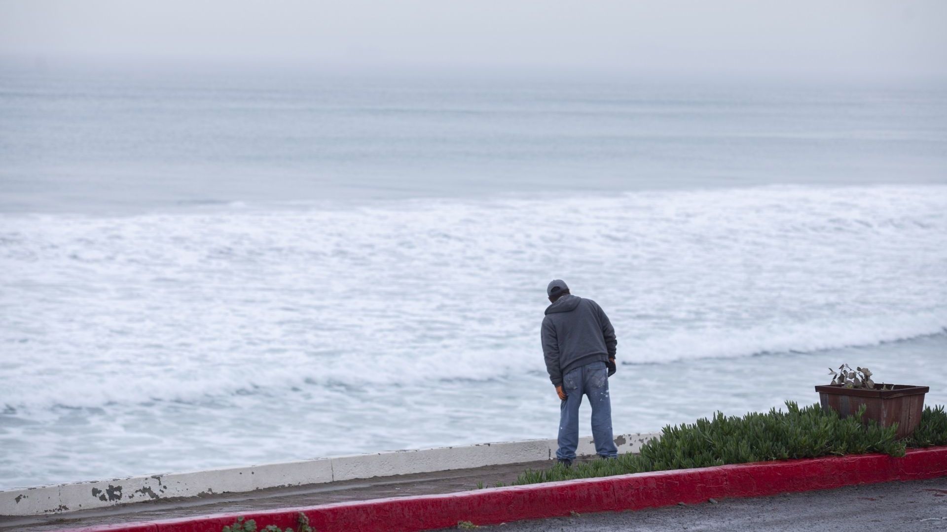 Persona en Playas de Tijuana, luego de alerta de tsunami en México