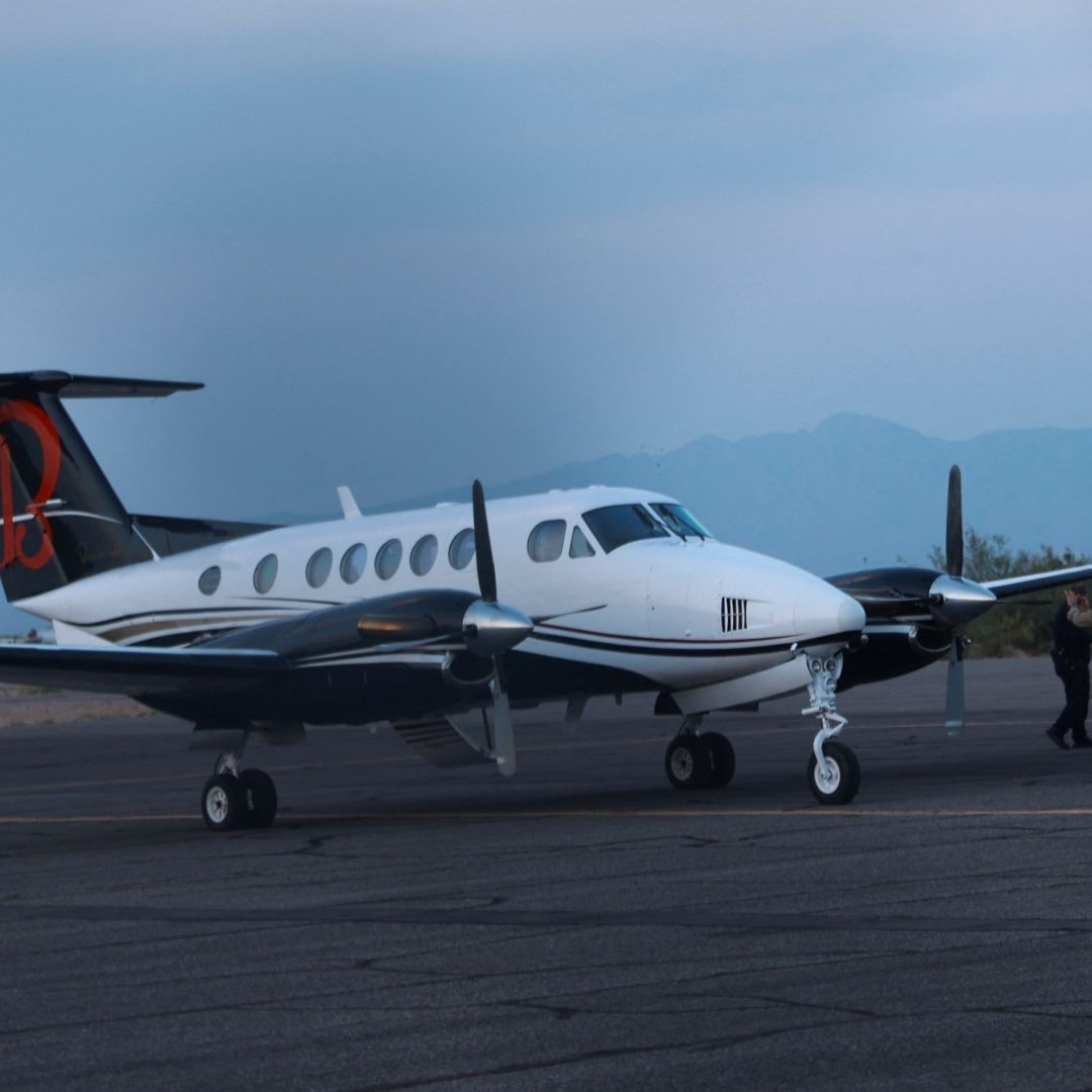Custodian Agentes Avión en el que Detuvieron a 'El Mayo' Zambada y a Joaquín Guzmán