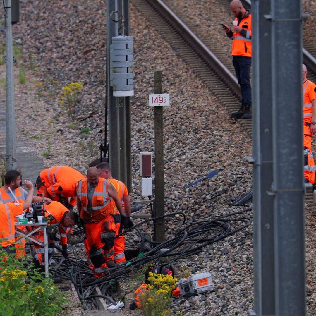 Los técnicos ferroviarios trabajaron arduamente para reparar las instalaciones. Foto Reuters