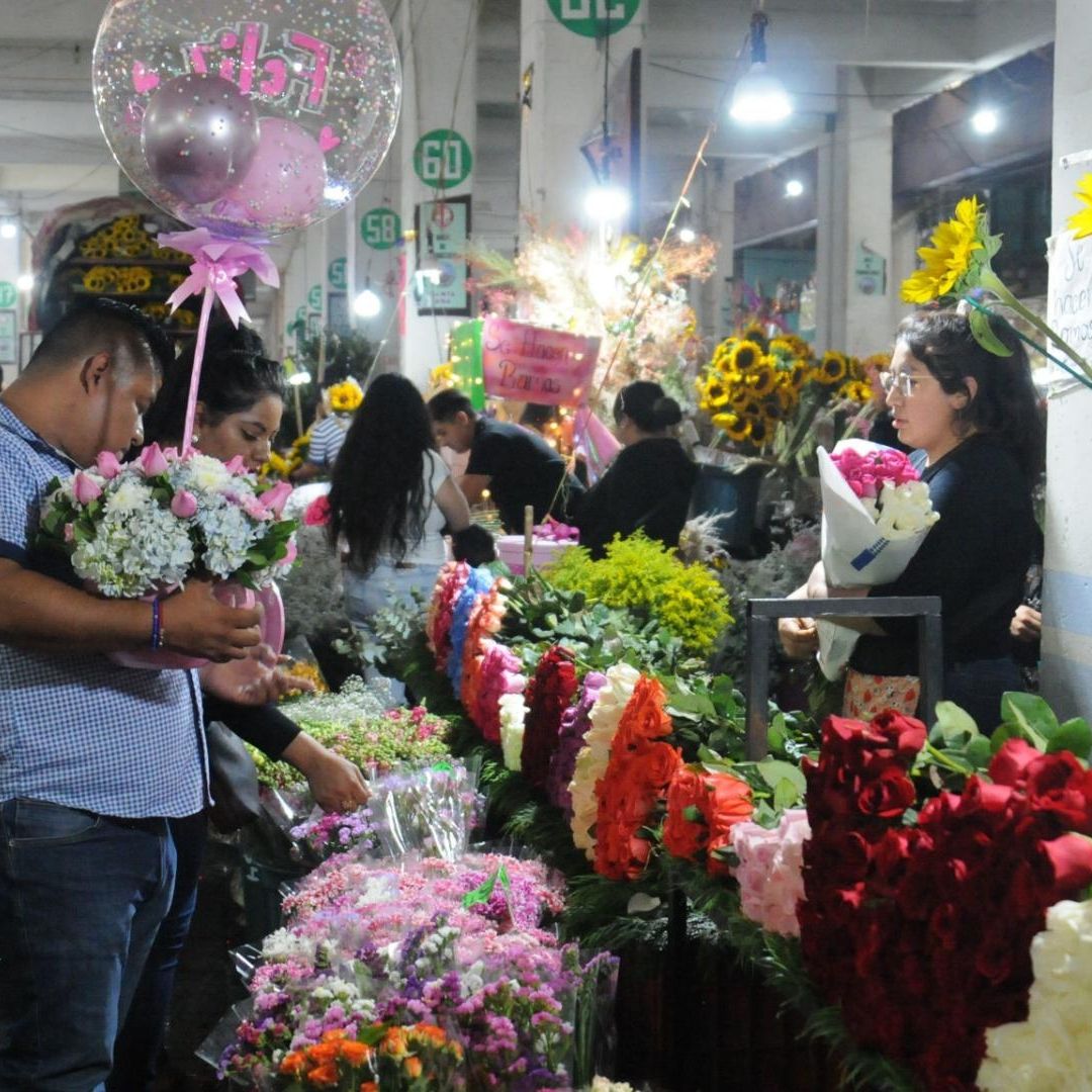Por qué se regalan flores el 1 de agosto origen y significado de la tendencia viral en México